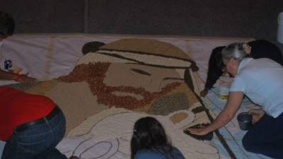 Familia Yuja Valle elaborando las alfombras.