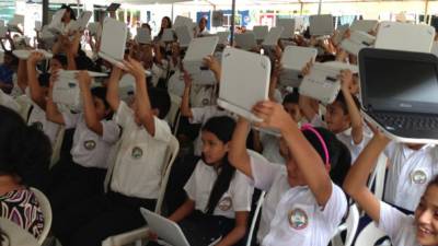 Programas como la entrega de computadores se agilizan en períodos electorales.