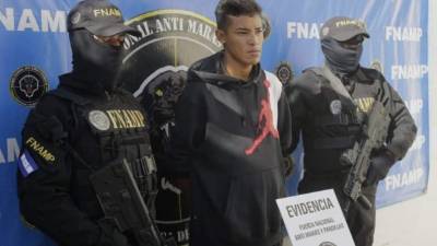 El capturado al ser presentado por la FNAMP.