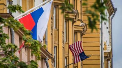 Moscú dice que estudiará la decisión de EEUU de suspender la emisión de visados.