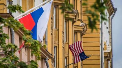 Moscú dice que estudiará la decisión de EEUU de suspender la emisión de visados.