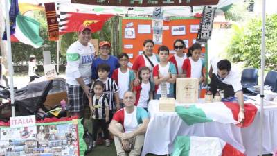Las familias Rastelli, Masciarelli, Lupi y Munguía en el estand de Italia. Fotos: Jorge Gonzales