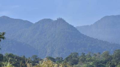 Punto. La emanación de humo ha disminuido en los últimos días en el cerro Los Hornitos. FOTOS: LUIS LEMUS