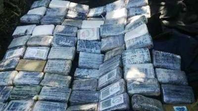 La droga era transportada en toneles de plástico.