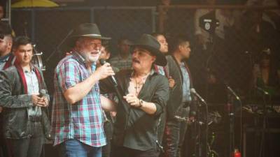 El alcalde sampedrano junto al Chapo de Sinaloa durante el concierto en el Agas. Fotografía: Amílcar Izaguirre