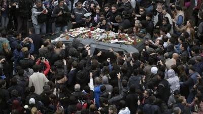 Admiradores de Gustavo Cerati saludan al paso del cortejo fúnebre.