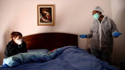 Un doctor hace una visita domiciliaria a un paciente con coronavirus en Italia./AFP.