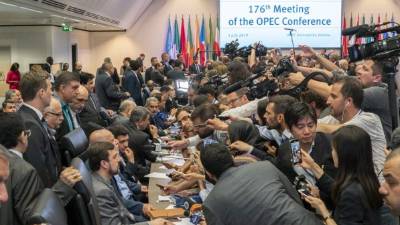 Representantes de los países miembros de la Opep responden a las preguntas de la prensa tras la reunión del grupo este martes en Viena.