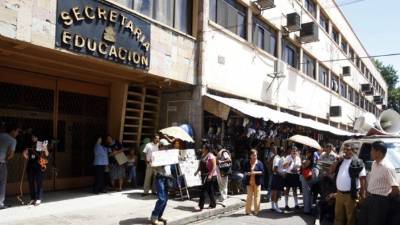 Algunos colegios lo que hacen es cambiarle el nombre y vuelven a abrir la matrícula.