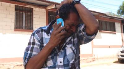 Don Raúl Ernesto Pérez, padre del menor Gabriel Pérez, llora desconsolado.