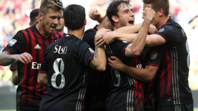 Milan (Italy), 09/04/2017.- Ac Milan forward Carlos Bacca (C) jubilates with his teammates after scoring the 3-0 goal during the Italian Serie A soccer match between Ac Milan and Us Palermo at Giuseppe Meazza stadium in Milan, Italy, 09 April 2017. (Italia) EFE/EPA/MATTEO BAZZI