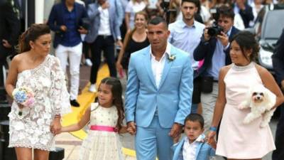 El futbolista Carlos Tévez se casó con la madre de sus hijos y novia de la infancia.