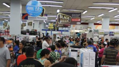 Multitud de compradores adquiriendo sus artículos a precios que tuvieron descuentos entre el 20% y 80%.