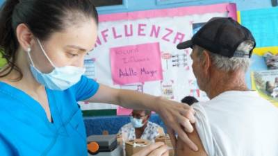 Más de 500 adultos mayores se vacunan al día en el centro de salud Miguel Paz Barahona.