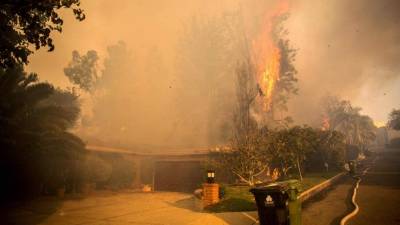 Incendios en Bel Air, uno de los barrios más exclusivos de Los Angeles donde residen millonarios y famosos de Hollywood. AFP.