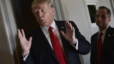 La Casa Blanca respondió el viernes a la decisión judicial con un comunicado en el que aseguraba que el Departamento de Justicia “defenderá la orden ejecutiva, que creemos es legal y apropiada”.