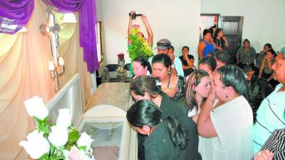 Familiares y amigos de Iris Elizabeth Argueta lloran su deceso.
