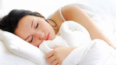 Dormir ocho horas diarias puede ayudarle a prevenir enfermedades.