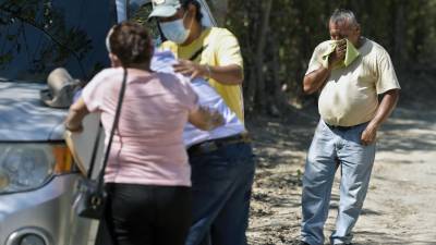 Familiares del migrante Leonel Gómez, fallecido en el accidente en Chiapas, esperan sus restos en las afueras de la morgue.