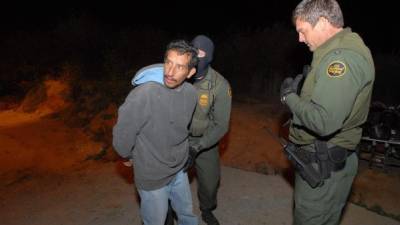 El Gobierno de Joe Biden ha recibido críticas porque muchos menores que han cruzado la frontera se han quedado más tiempo del permitido por ley.