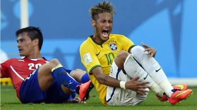 Neymar recibió varias faltas fuertes de los chilenos.