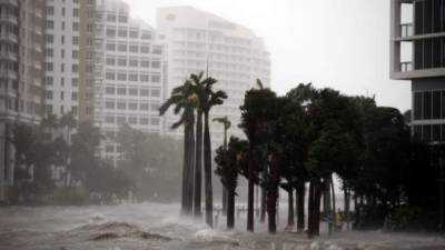 Las intensas lluvias y las poderosas rachas de viento del huracán Irma ponen a Miami en una situación caótica, con miles de personas sin electricidad, calles anegadas por las precipitaciones y la subida del nivel del mar y el colapso de árboles y una gran grúa de construcción.