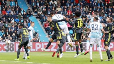 A la 'Juve' le bastaba únicamente con un punto en ese partido para lograr su objetivo y llegó a adelantarse en el marcador en el minuto 32, con un gol del joven Moise Kean.