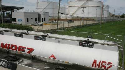 Camión cisterna en la terminal de combustibles de Puerto Cortés.