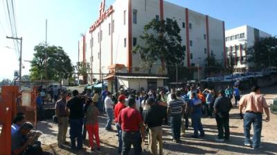 Los empleados despedidos protestan en las afueras de Hondutel en Tegucigalpa.