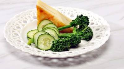 Acompañar el pastel de papa con brócolis y pepinos.