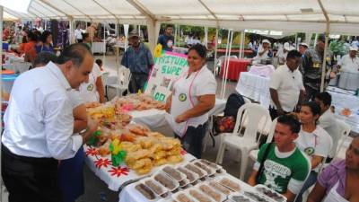 Alexander López, alcalde de El Progreso, en una feria de productos.