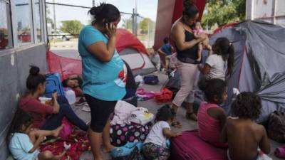 Autoridades migratorias de EEUU han devuelto a varias migrantes embarazadas a México pese a sus avanzados estados de gestación./