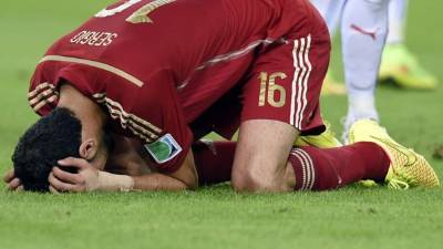 Sergio Busquets se lamenta tras perderse una oportunidad de gol ante Chile.