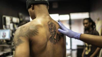 Según los tatuados, llevar a Mandela en la piel sirve para recordar y seguir el ejemplo del difunto jefe de Estado.
