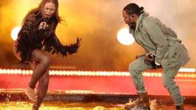 La cantante se coronó como la gran triunfadora en los BET Awards 2016. La estrella subió a un escenario inundado de agua para interpretar junto con el rapero Kendrick Lamar su hit “Freedom”.