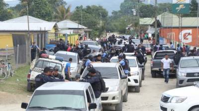 EL grupo de policías hizo allanamientos en varios barrios de Mezapa en busca de los miembros de la banda criminal.
