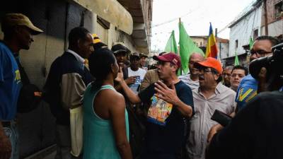 El candidato a la presidencia Henri Falcón durante su visita a Petare en Caracas.