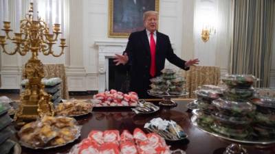 El magnate invitó a los campeones del torneo universitario de fútbol americano, los Clemson Tigers, a una cena de comida rápida en la Casa Blanca./AFP.