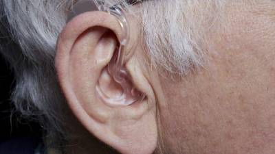 El uso de audífonos puede mejorar los problemas sociales, funcionales y emocionales asociados con la pérdida auditiva.