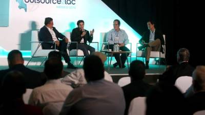 El gerente general de Luxoft México, Enrique Cortes; el co-fundador de Criptext, Luis Loaiza; el ex-asesor de Banamex EU, Robert Wilkinson y el director de la agencia EFE en México, Raúl Cortés, participan hoy, viernes 13 de noviembre de 2015, en el encuentro de Outsource2LAC en Guadalajara (México). Con negocios constatados por 150 millones de dólares en sus cinco primeras ediciones, el foro Outsource2LAC, organizado por el Banco Interamericano de Desarrollo (BID), se ha convertido en la mejor muestra de la creciente fortaleza de América Latina en tercerización de servicios.