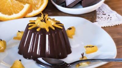 Decore el flan de chocolate con gajos de naranja.