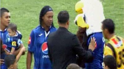 Las mascotas del Motagua intentaron tomarse una foto con Ronaldinho.