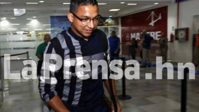 Emilio Izaguirre al arribar al aeropuerto Ramón Villeda Morales de San Pedro Sula. Foto Delmer Martínez