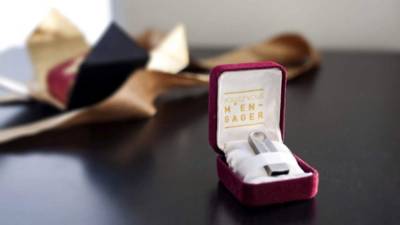 Las soluciones recogidas en la página CV-Originaux (Currículums originales) son inabarcables, como el anillo grabado con la rúbrica 'comprométase conmigo'