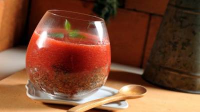 Este postre elaborado con fresas se sirve frío.