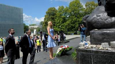 Daughter of US President, Ivanka Trump (C) and Chief Rabbi of Poland Michael Schudrich (2ndL) lay flowers in front of the memorial Monument for the Ghetto Heroes in Warsaw, Poland, 06 July 2017. / AFP PHOTO / PAP / Przemyslaw PIATKOWSKI