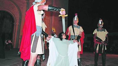 Unos 30 artistas participan en la obra, ellos personifican a los cristianos, romanos y a los diablitos.