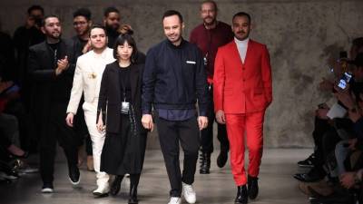 El diseñador hondureño Carlos Campos durante la Semana de la Moda en Nueva York. AFP