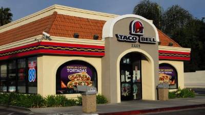 Una empleada hispana de Taco Bell fue despedida tras negarse a tomar un pedido en inglés en Florida.