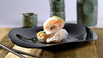 Puede hacer los rollos con sus verduras favoritas.